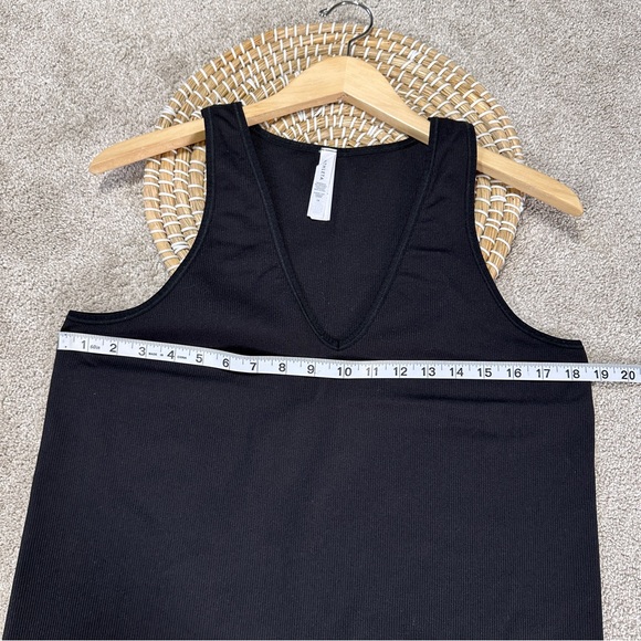 SOLD | Athleta Aurora Seamless Tank Top V-Neck Ribbed Yoga in Black Plus Size 1X - Picture 10 of 11